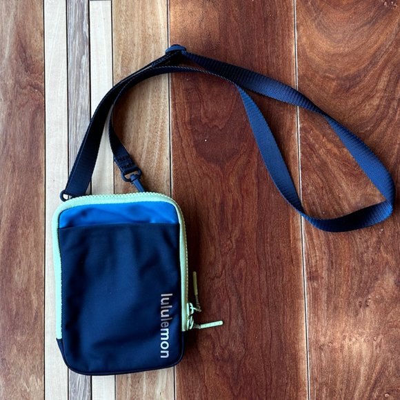 Lululemon Easy Access Crossbody Phone Bag True Navy/Hawaiian Blue - Picture 2 of 4